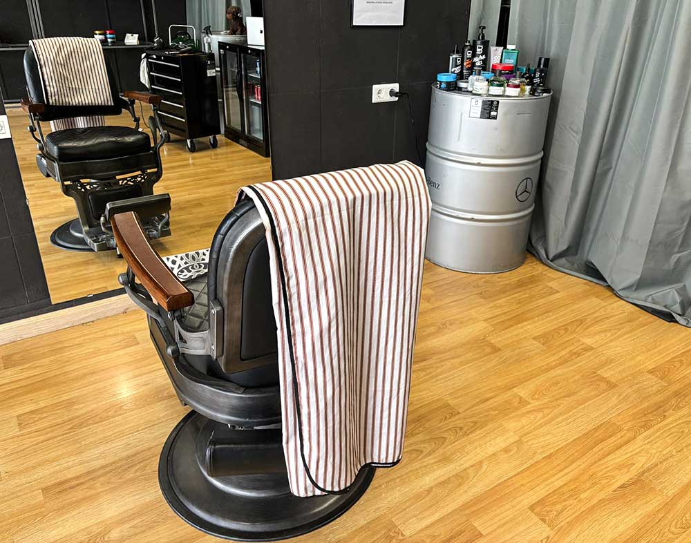 Interior de una barbería moderna con sillón clásico de cuero.